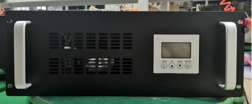Maßgeschneidertes 19 Zoll 4RU-Rack, montiert 3kW DC-AC-Invertermodul, zugeschnitten für die Umwandlung von 12V DC in 220V AC mit Premiumleistung