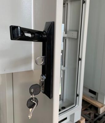 Diebstahlsicheres Drei-Punkt-Schloss-Außentelekommunikationsschrankgehäuse 30U 40U, maßgeschneidert für Netzwerkgeräte